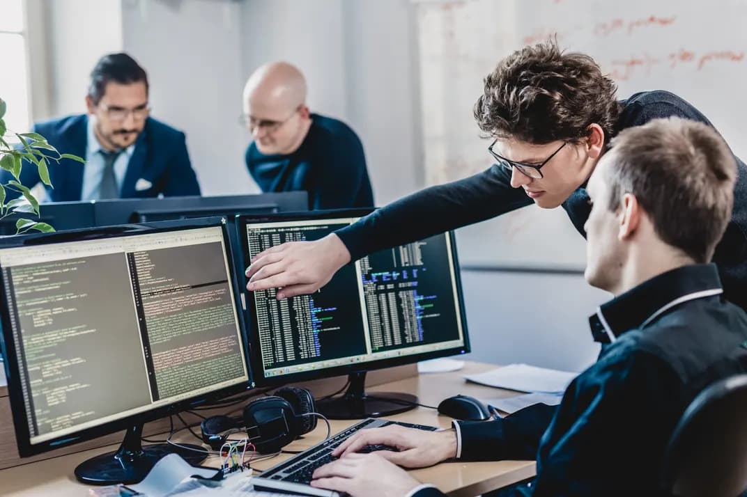 Analistas do SOC da Aken acompanhando dashboards de monitoramento de segurança.